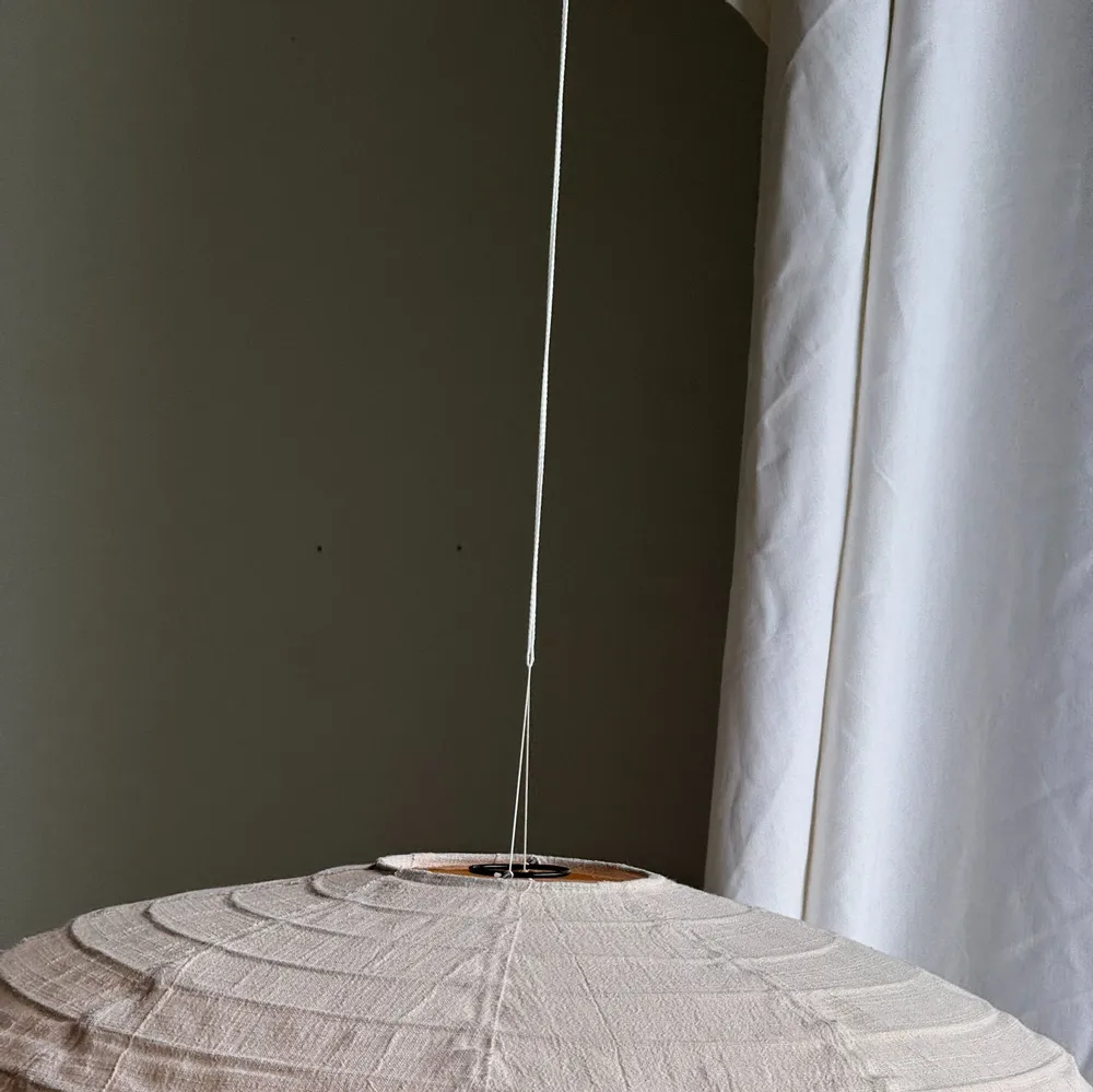 Suspensions - Grande suspension en rotin et lin naturel japonisante ovale aplatie - OFFICE OBJETS