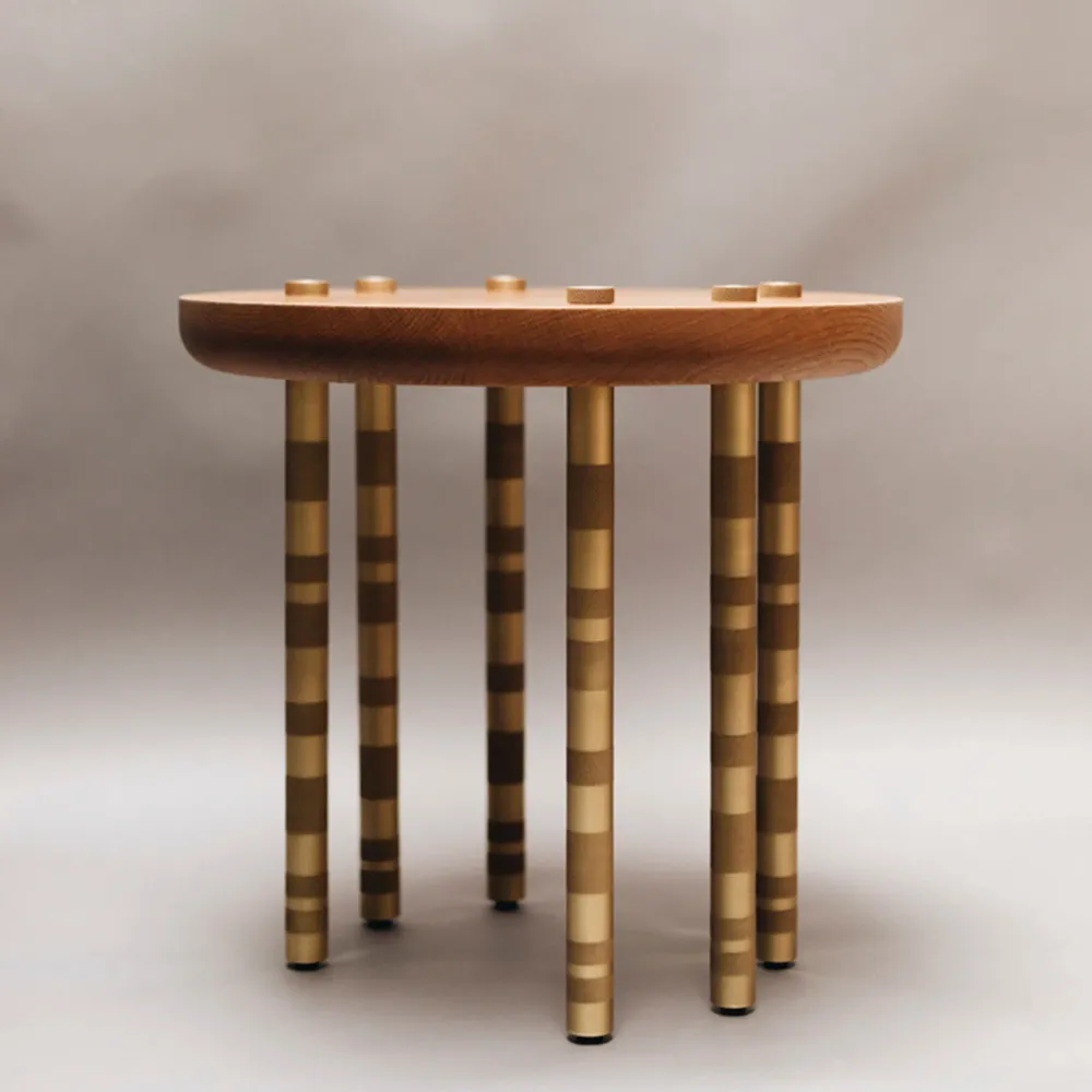 Tables pour hôtels - Table d'appoint ronde IPANEMA: Pieds: Laiton, Pleateau Chêne massif - DUISTT