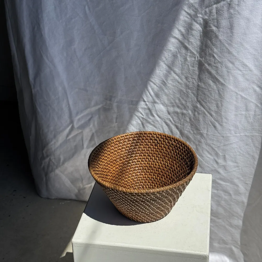 Objets de décoration - Panier rond en rotin artisanal indonésien D25 H14 - OFFICE OBJETS