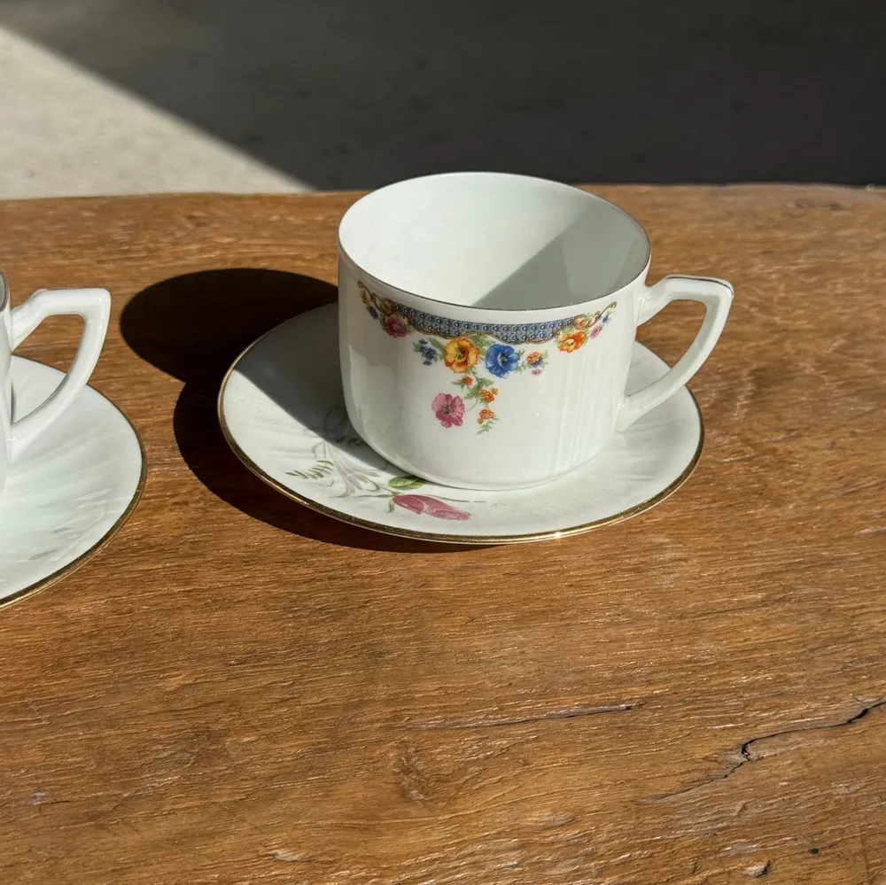 Decorative objects - Pair of white ADP France porcelain cups with floral pattern - OFFICE OBJETS