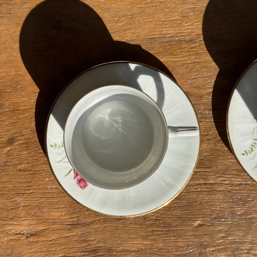 Decorative objects - Pair of white ADP France porcelain cups with floral pattern - OFFICE OBJETS