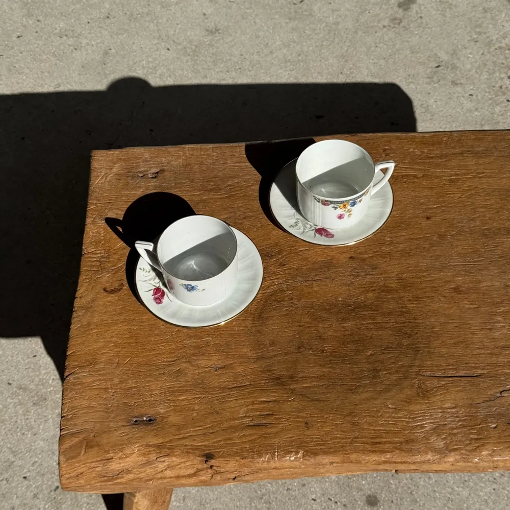 Decorative objects - Pair of white ADP France porcelain cups with floral pattern - OFFICE OBJETS