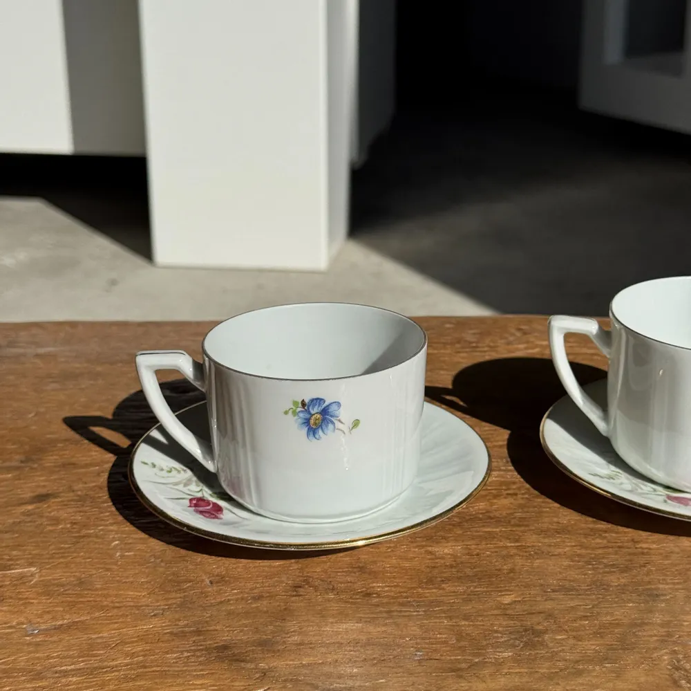 Decorative objects - Pair of white ADP France porcelain cups with floral pattern - OFFICE OBJETS