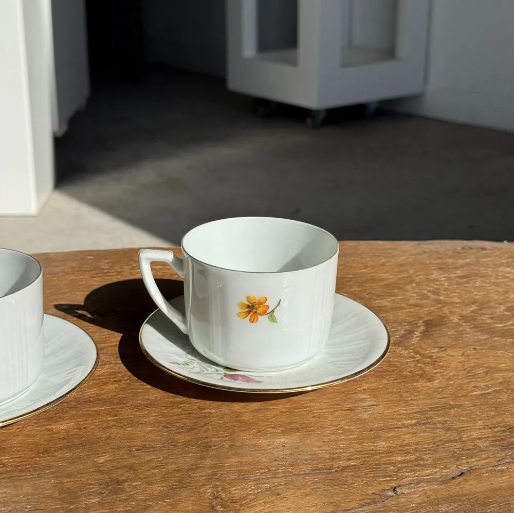 Decorative objects - Pair of white ADP France porcelain cups with floral pattern - OFFICE OBJETS