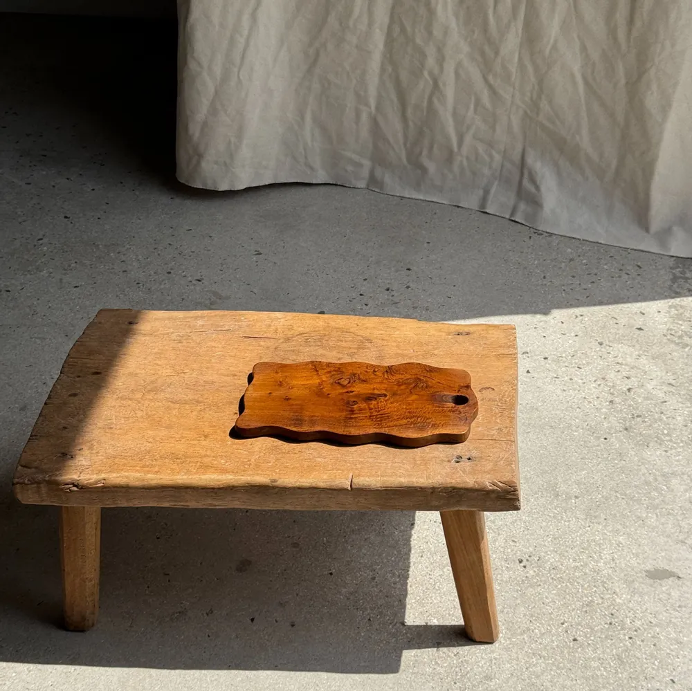 Platter and bowls - Rectangular solid teak board with wavy openwork edges 37x17 - OFFICE OBJETS