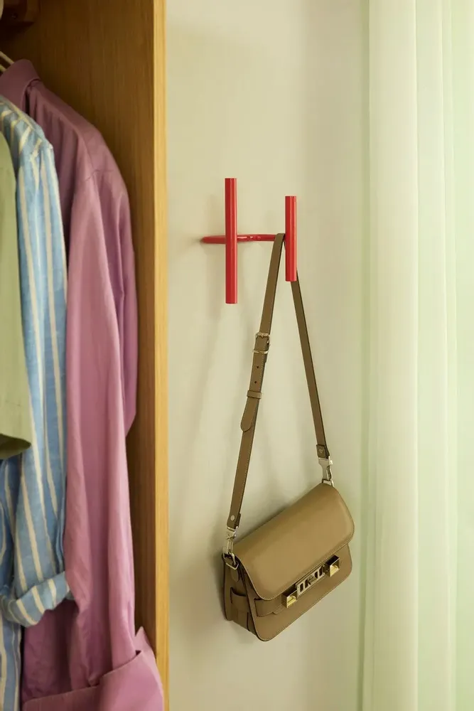 Shelves - Flip Coatrack Red - HÜBSCH