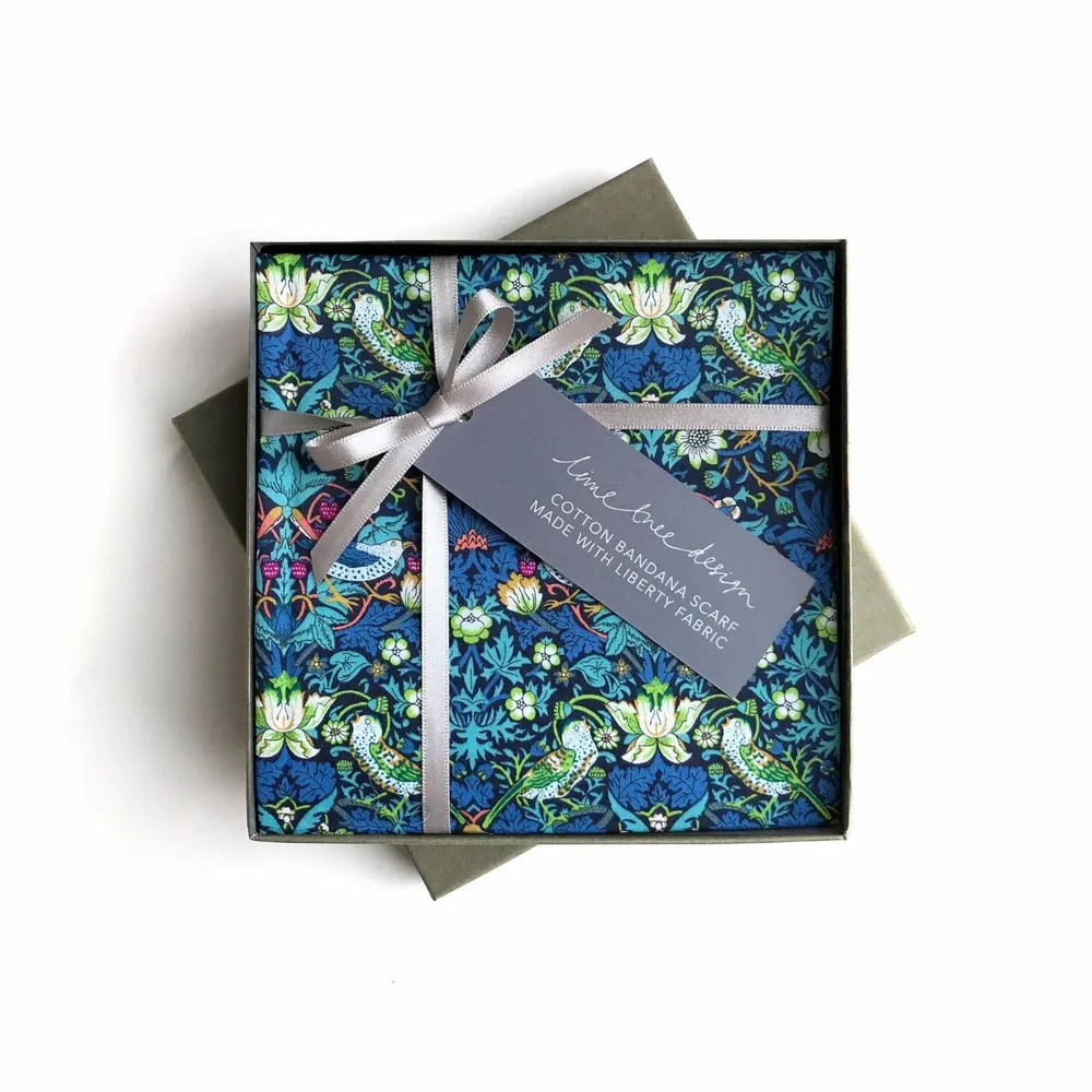 Foulards et écharpes - Écharpe bandana carrée en coton : fabriquée en tissu Liberty Strawberr - LIME TREE DESIGN