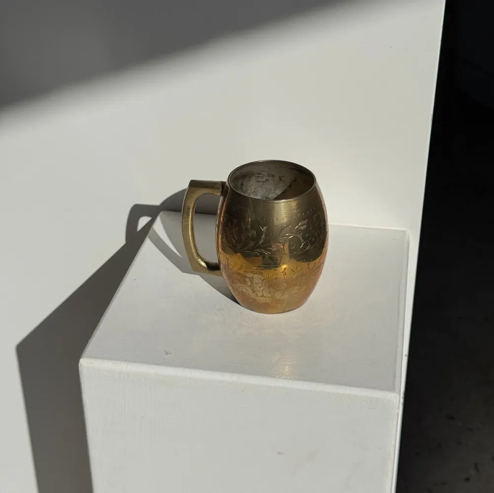 Tasses et mugs - Mug indien en métal doré gravé de motifs floraux H11 - OFFICE OBJETS