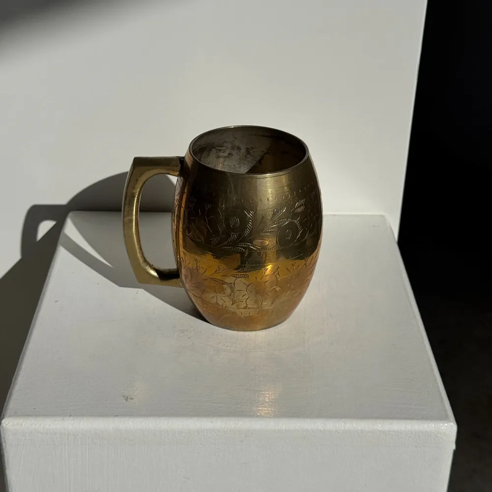 Tasses et mugs - Mug indien en métal doré gravé de motifs floraux H11 - OFFICE OBJETS