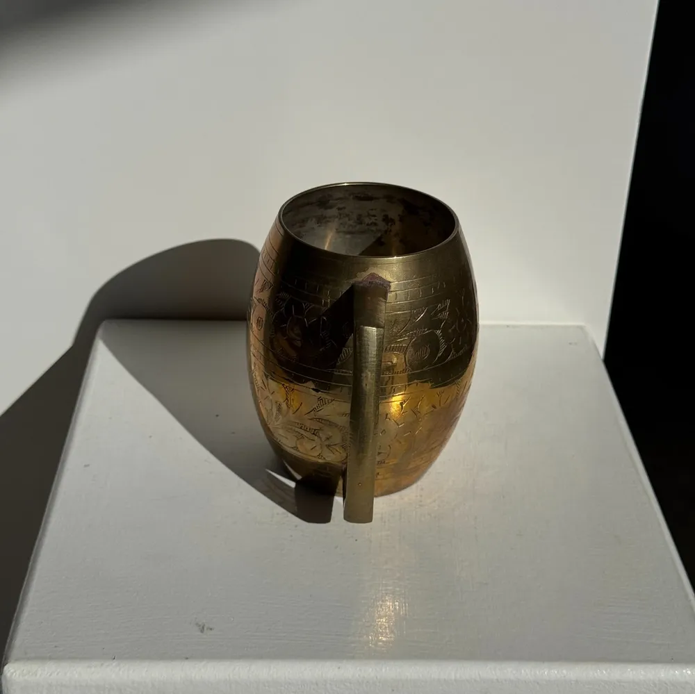 Tasses et mugs - Mug indien en métal doré gravé de motifs floraux H11 - OFFICE OBJETS