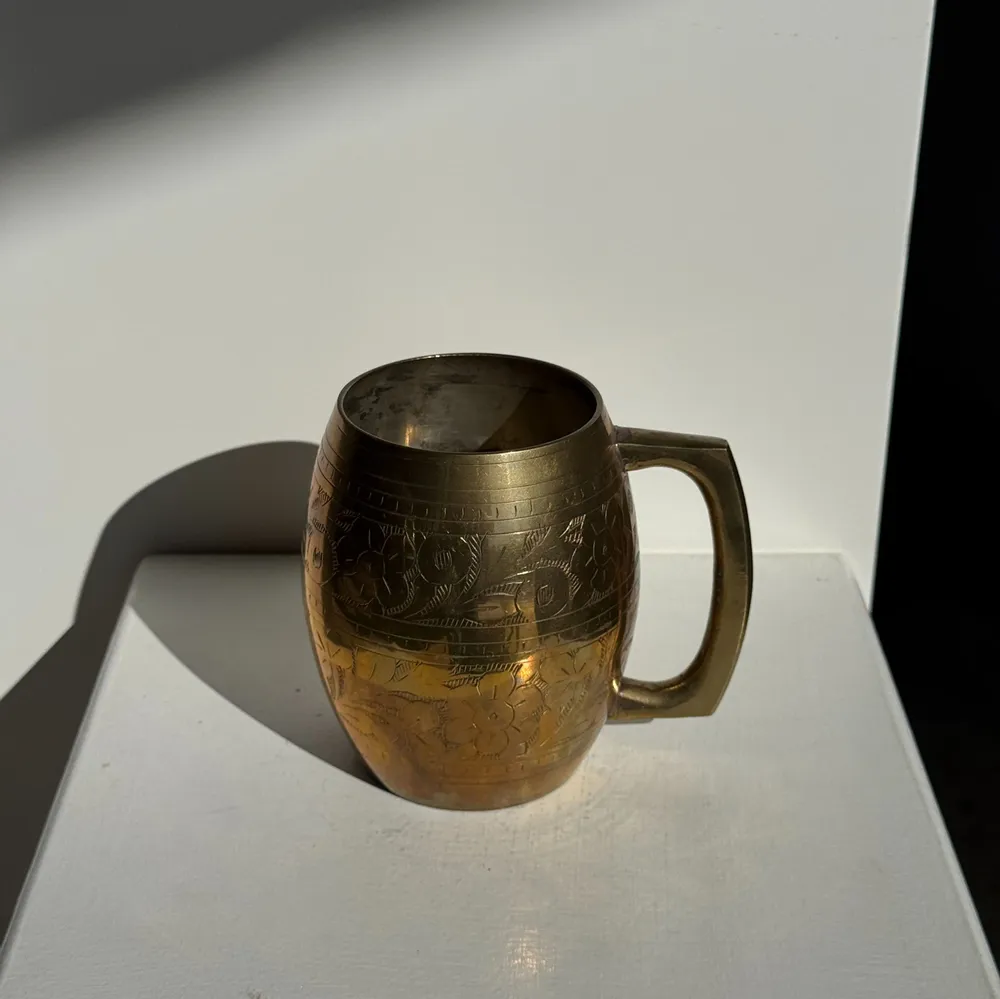 Tasses et mugs - Mug indien en métal doré gravé de motifs floraux H11 - OFFICE OBJETS