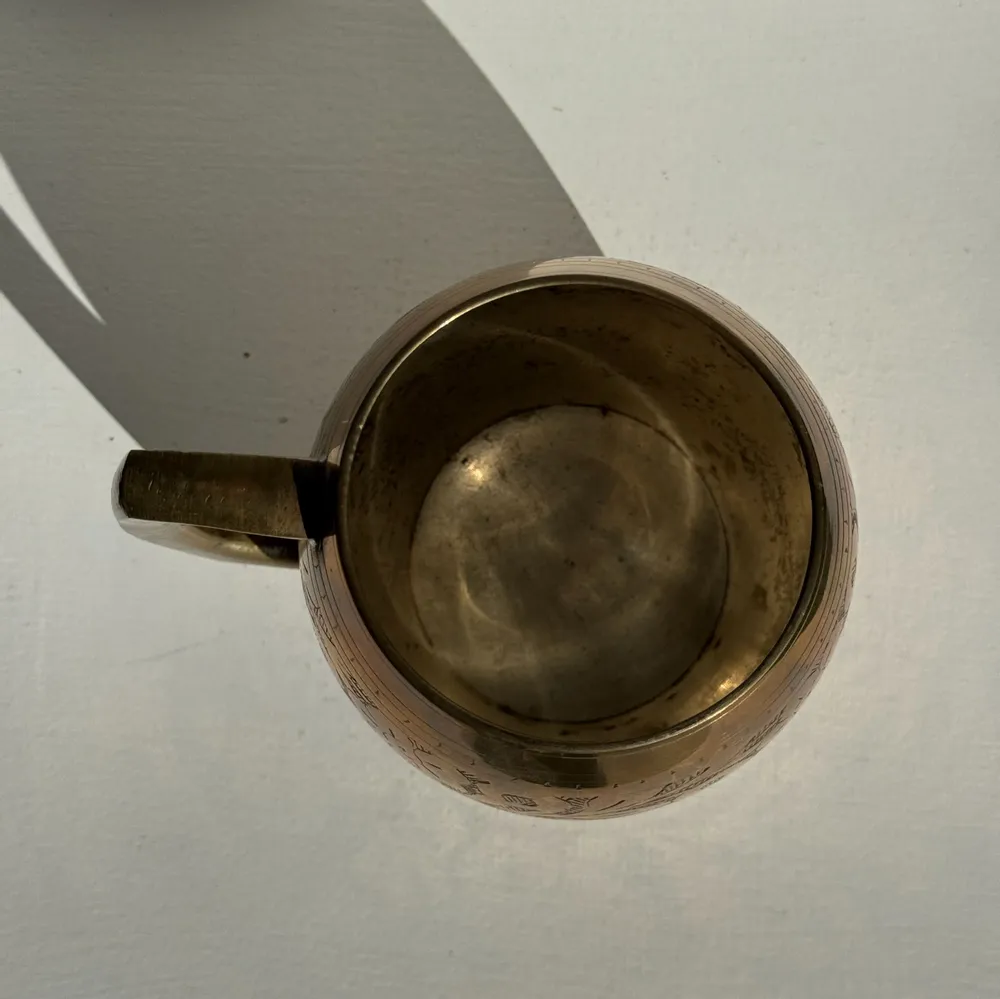 Tasses et mugs - Mug indien en métal doré gravé de motifs floraux H11 - OFFICE OBJETS