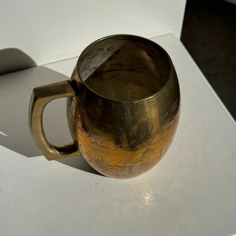 Tasses et mugs - Mug indien en métal doré gravé de motifs floraux H11 - OFFICE OBJETS