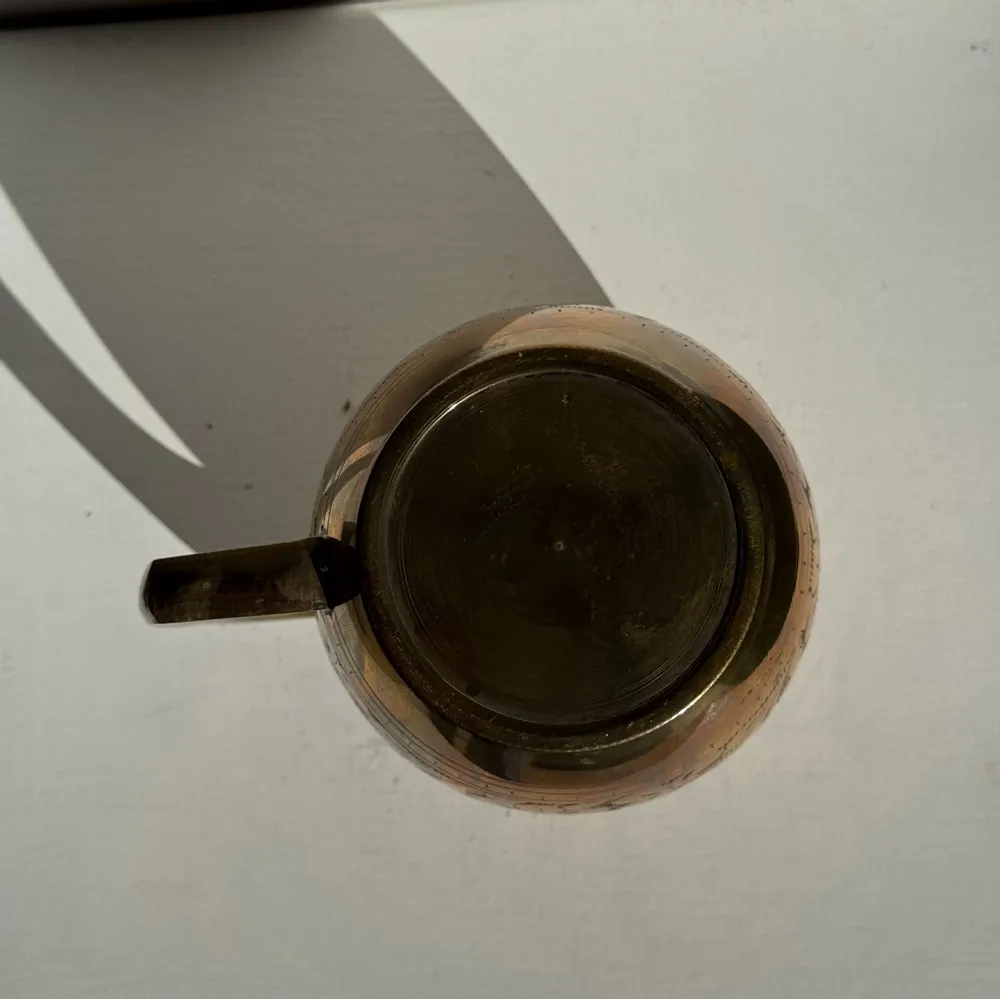 Tasses et mugs - Mug indien en métal doré gravé de motifs floraux H11 - OFFICE OBJETS