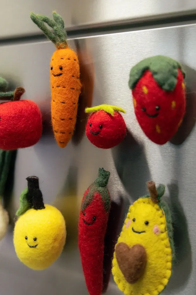Objets déco enfant - Magnets en laine colorés représentant des fruits et des légumes - PERSON'ELLE