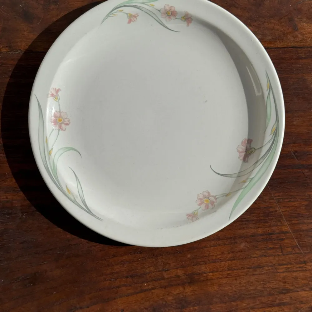 Plats et saladiers - Plat en porcelaine anglaise Churchill à motif floral rose - OFFICE OBJETS