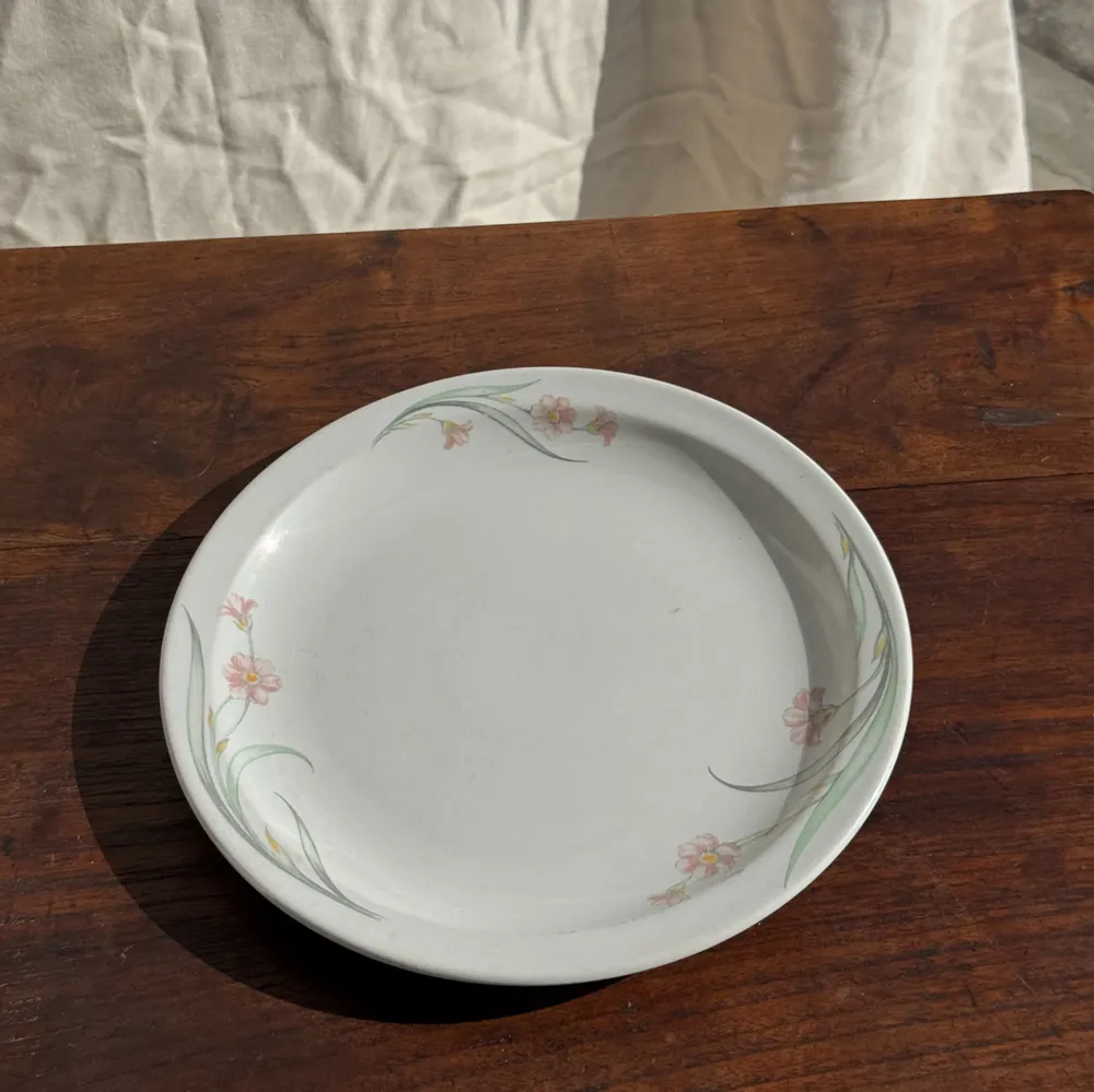 Plats et saladiers - Plat en porcelaine anglaise Churchill à motif floral rose - OFFICE OBJETS