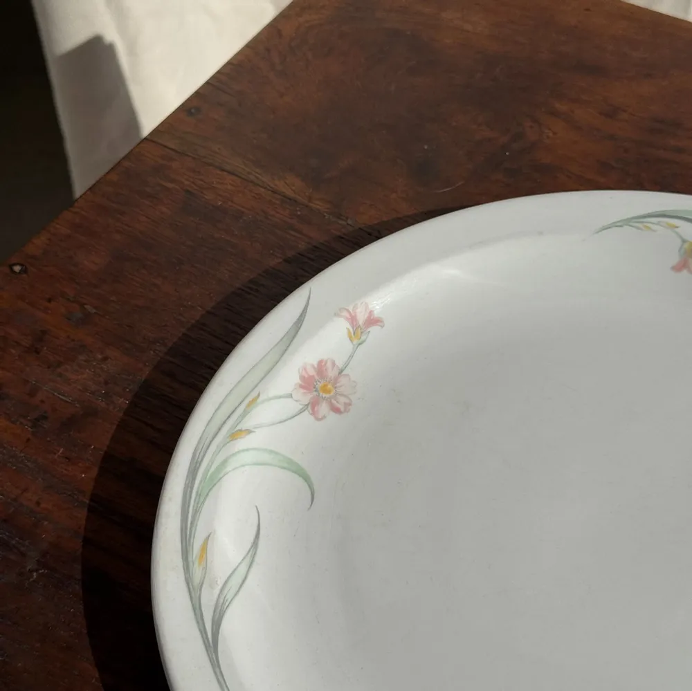 Plats et saladiers - Plat en porcelaine anglaise Churchill à motif floral rose - OFFICE OBJETS
