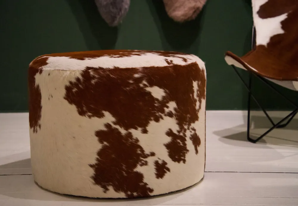Assises pour bureau - Grand pouf circulaire en peau de vache - ECUIRA