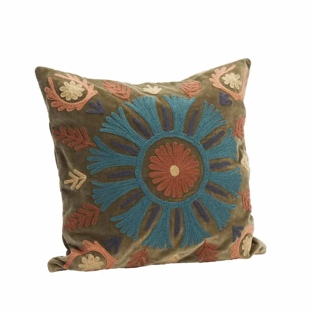 Couettes et oreillers  - Housse de coussin en velours brodée de Suzani - MADAM STOLTZ