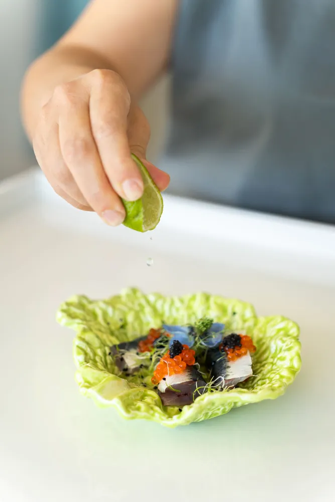 Assiettes au quotidien - La fille aux boucles, aux laitues et aux escargots - Céramique - LABORATÓRIO D'ESTÓRIAS