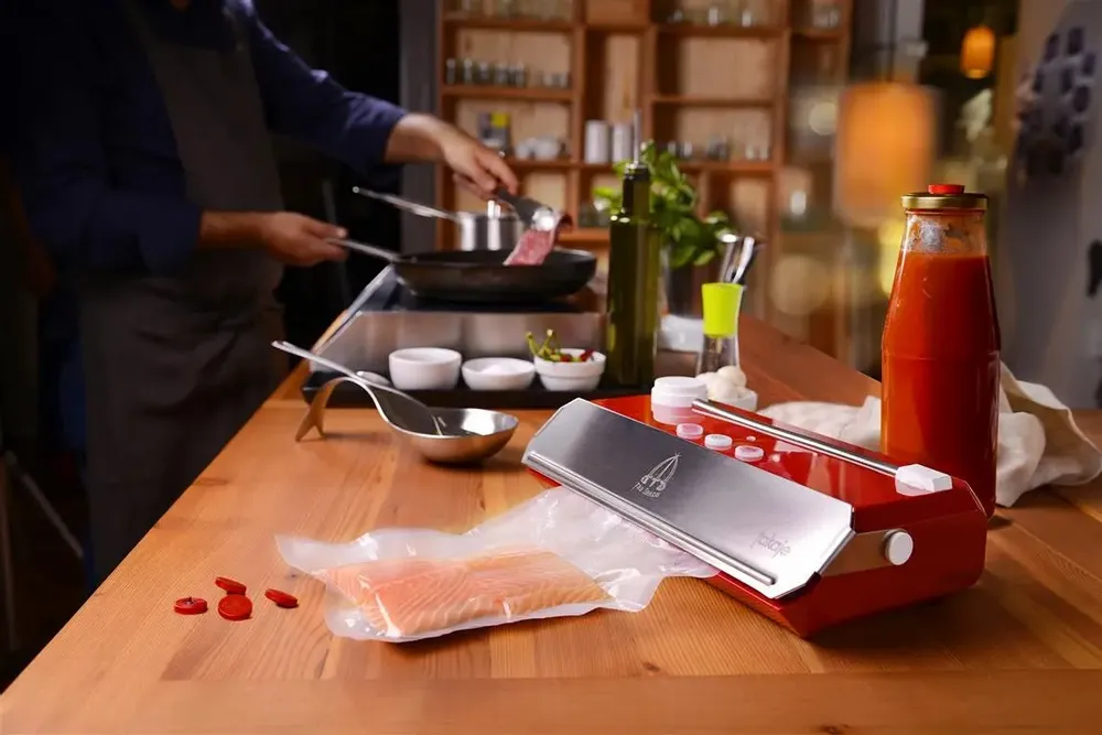 Small household appliances - TAKAJE vacuum packaging machine - Red - TRE SPADE