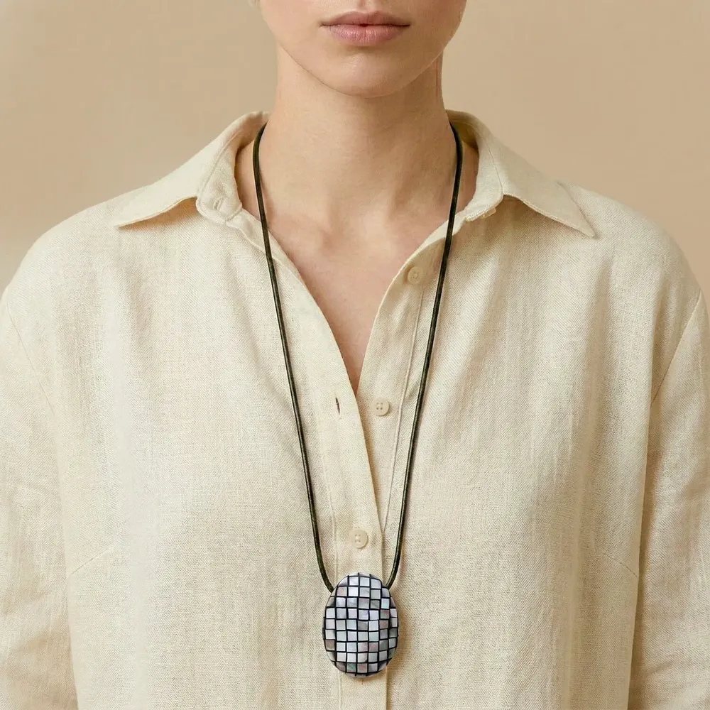 Jewelry - Long necklace with black lip pendant - Rivoli - NATURE BIJOUX