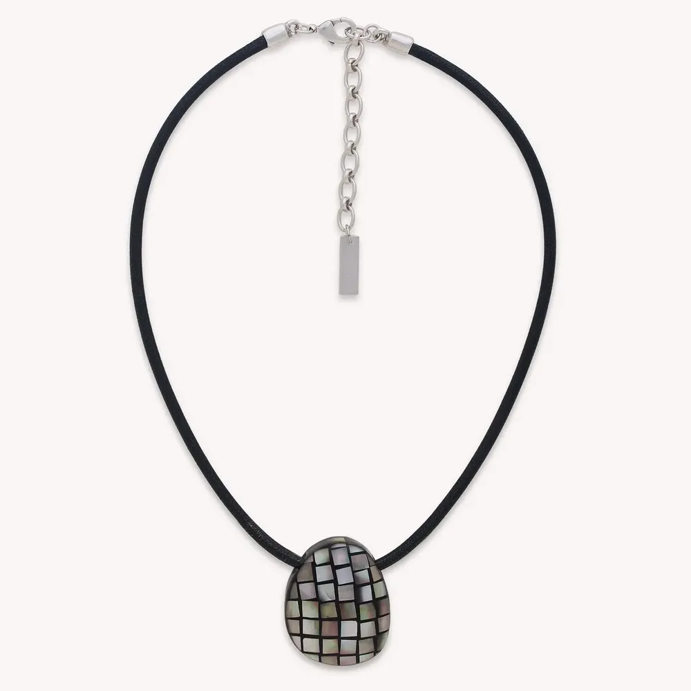Jewelry - Short necklace with black lip pendant - Rivoli - NATURE BIJOUX