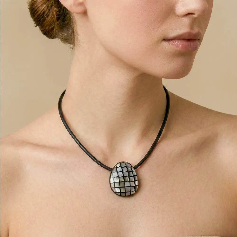 Jewelry - Short necklace with black lip pendant - Rivoli - NATURE BIJOUX