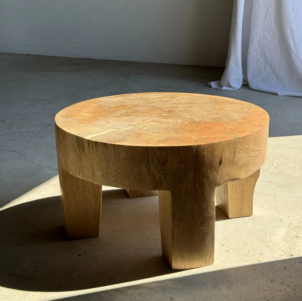 Tables basses - Coffee table, table basse quadripode en manguier massif monoxyle - OFFICE OBJETS