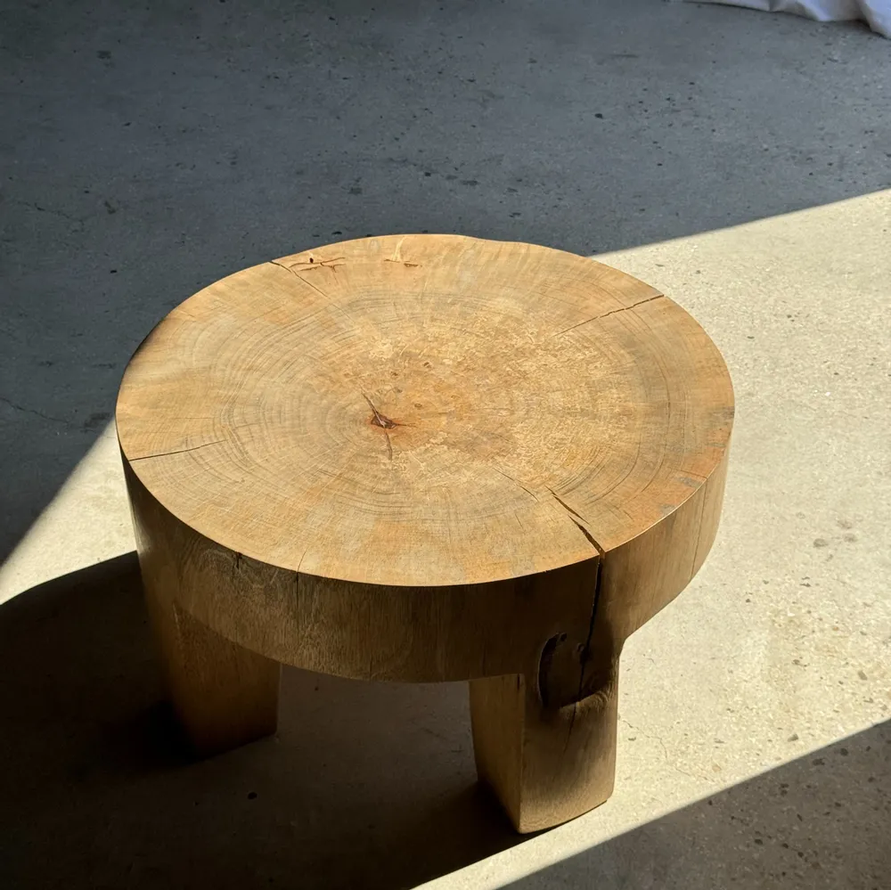 Tables basses - Coffee table, table basse quadripode en manguier massif monoxyle - OFFICE OBJETS