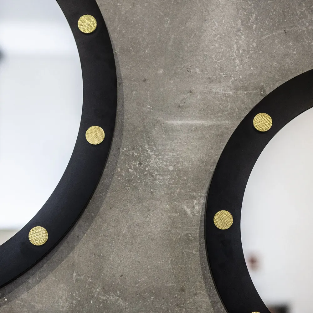Chambres d'hôtels - Miroir Cluster rond Diam 80cm Fer lacqué noir & vis en laiton sculpté - DUISTT