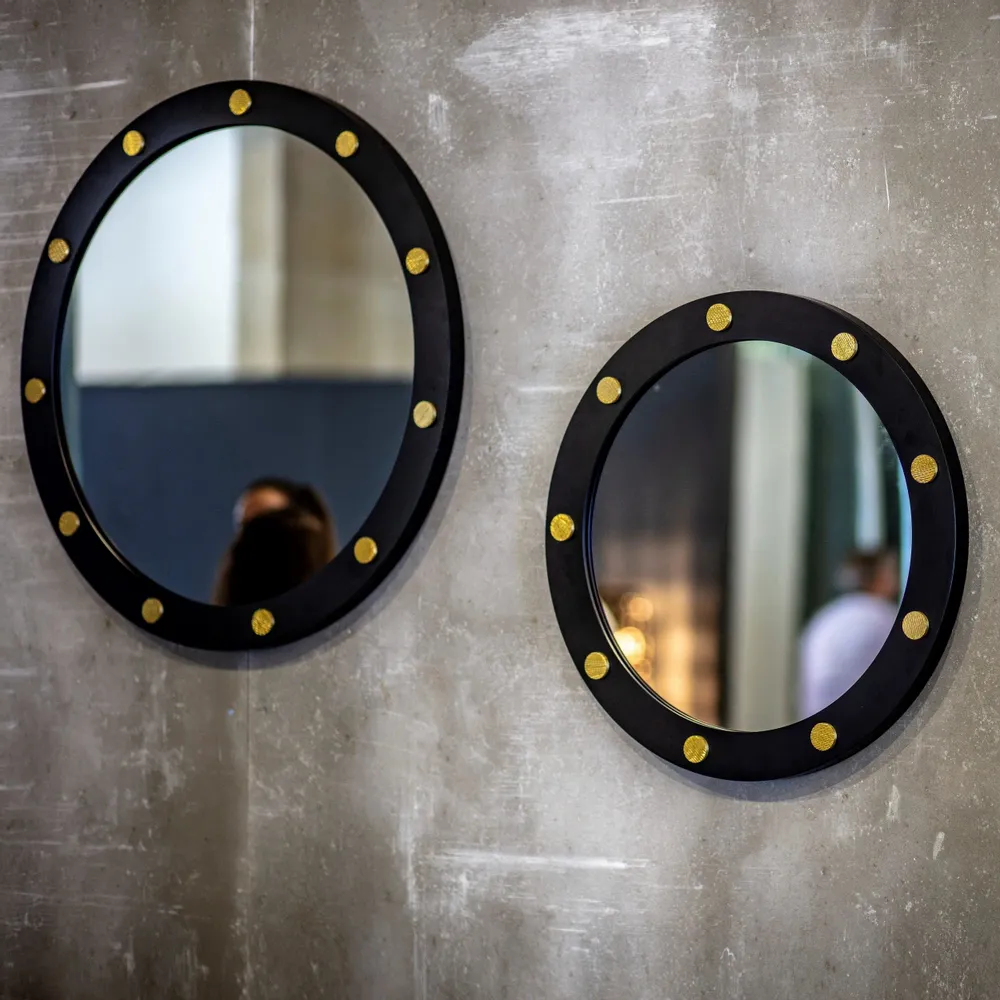 Chambres d'hôtels - Miroir Cluster rond Diam 80cm Fer lacqué noir & vis en laiton sculpté - DUISTT