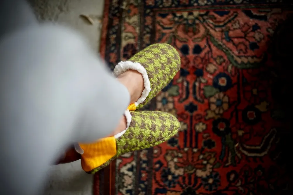 Chaussettes - JAPAN MADE Reversible room shoes / Roving Houndstooth × Sheep Boa - MERIPPA