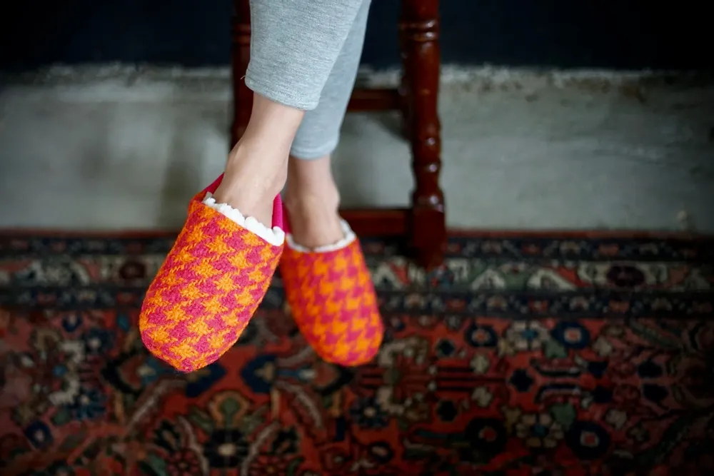 Chaussettes - JAPAN MADE Reversible room shoes / Roving Houndstooth × Sheep Boa - MERIPPA