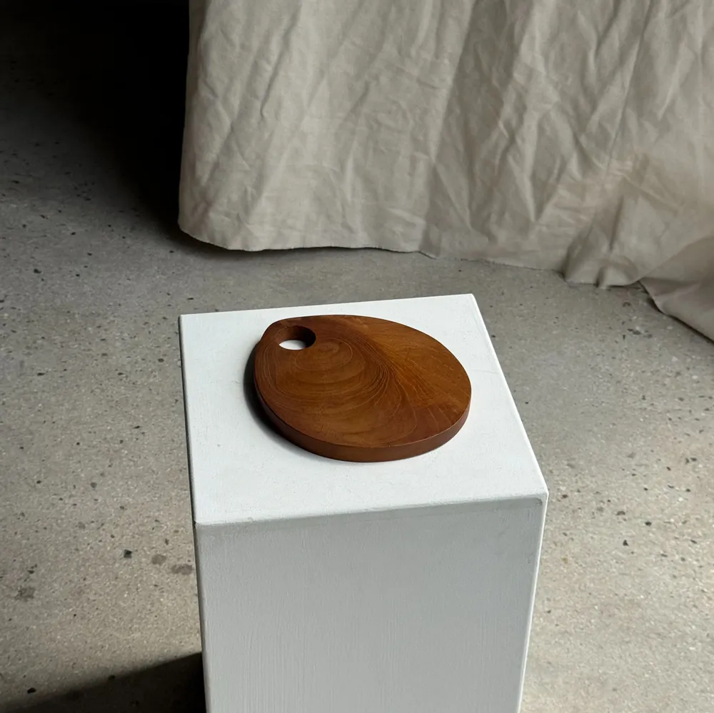 Ustensiles de cuisine - Petite planche à découper en teck monoxyle circulaire à anse 22 x 13 - OFFICE OBJETS