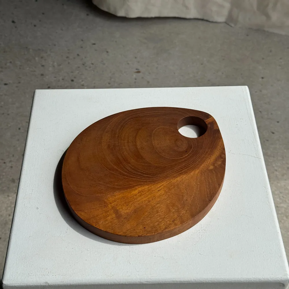 Ustensiles de cuisine - Petite planche à découper en teck monoxyle circulaire à anse 22 x 13 - OFFICE OBJETS