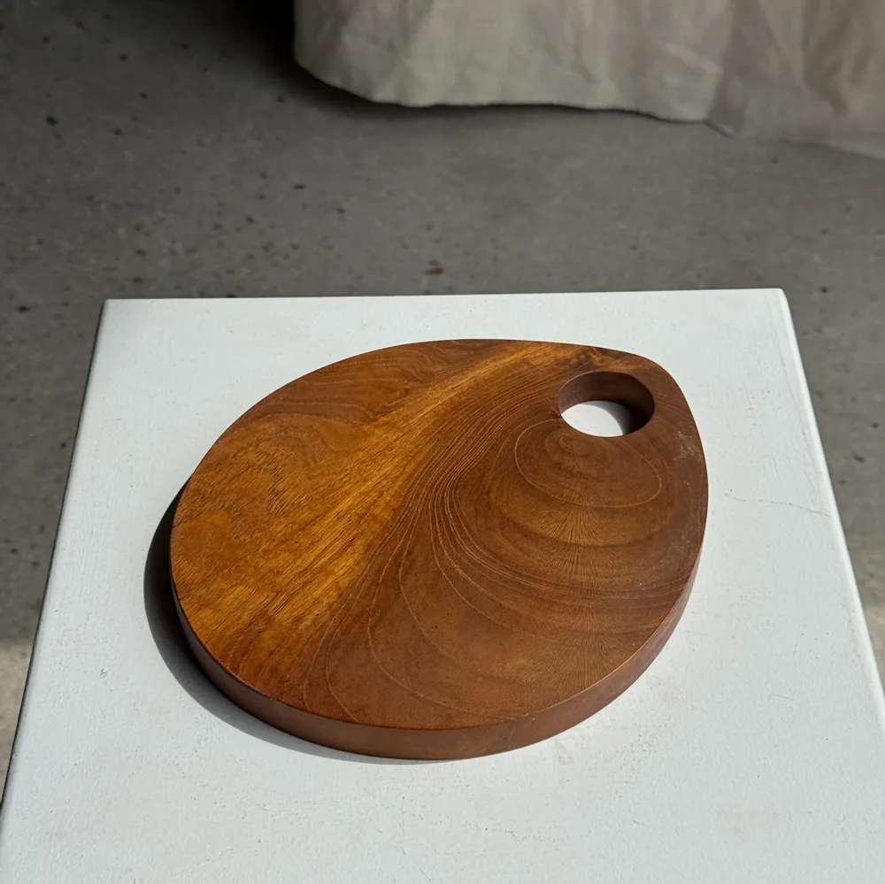Ustensiles de cuisine - Petite planche à découper en teck monoxyle circulaire à anse 22 x 13 - OFFICE OBJETS