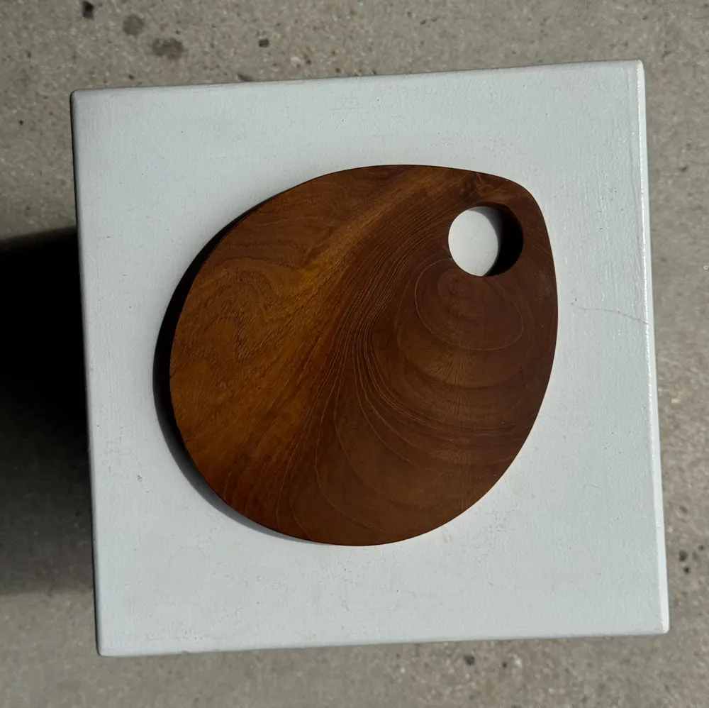 Ustensiles de cuisine - Petite planche à découper en teck monoxyle circulaire à anse 22 x 13 - OFFICE OBJETS