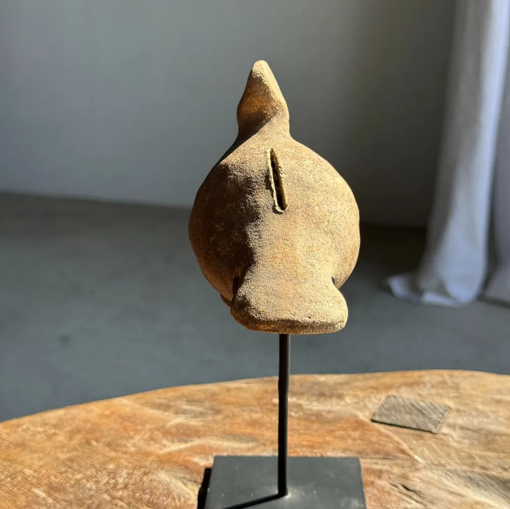 Sculptures, statuettes et miniatures - Petite sculpture de poule en terre cuite sur socle H20 D14 - OFFICE OBJETS
