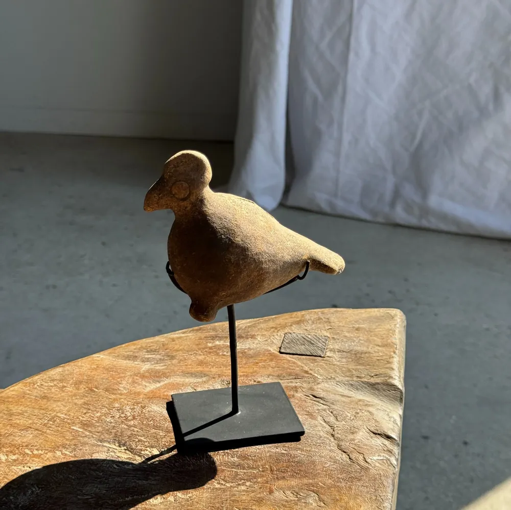 Sculptures, statuettes et miniatures - Petite sculpture de poule en terre cuite sur socle H20 D14 - OFFICE OBJETS