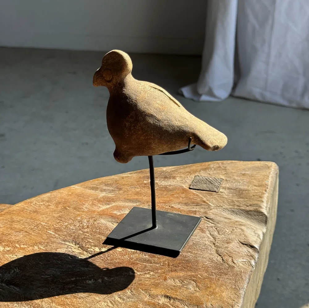 Sculptures, statuettes et miniatures - Petite sculpture de poule en terre cuite sur socle H20 D14 - OFFICE OBJETS