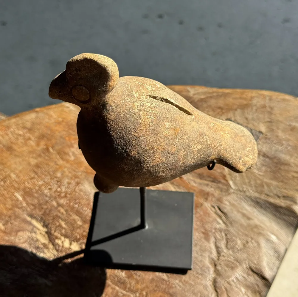 Sculptures, statuettes et miniatures - Petite sculpture de poule en terre cuite sur socle H20 D14 - OFFICE OBJETS