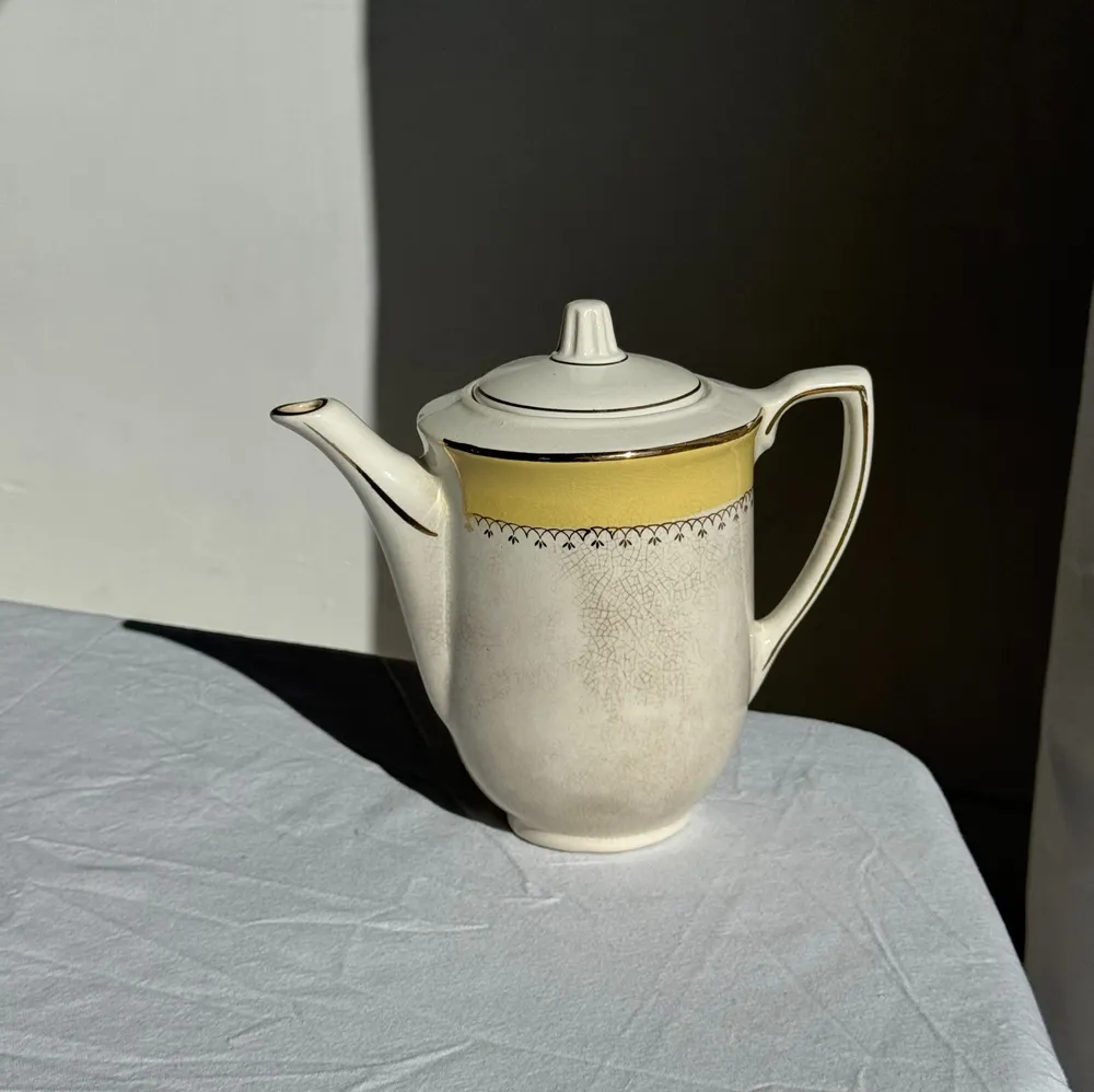Carafes - L'Amandinoise ceramic teapot with yellow and gold frieze H21 - OFFICE OBJETS