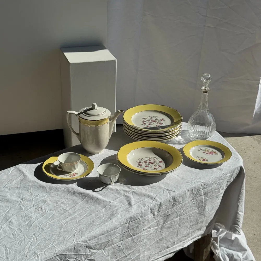Carafes - L'Amandinoise ceramic teapot with yellow and gold frieze H21 - OFFICE OBJETS