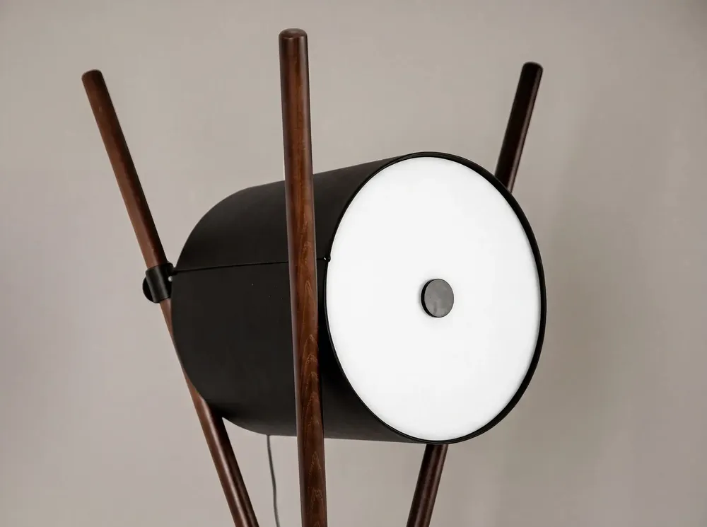 Lampadaires - Lampadaire en bois tapissé en similicuir noir et noyer foncé - ANGEL CERDÁ