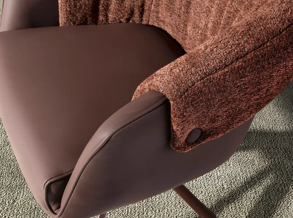 Chaises - Chaise pivotante en similicuir marron cuivré et tissu marron chiné - ANGEL CERDÁ