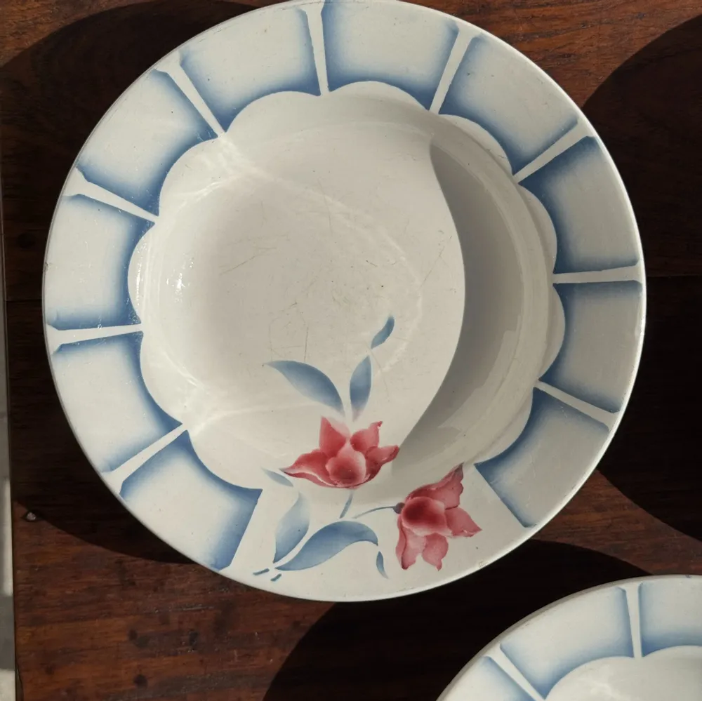 Assiettes au quotidien - Lot de 3 assiettes creuses Digoin Sarreguemines bleues et fleurs roses - OFFICE OBJETS