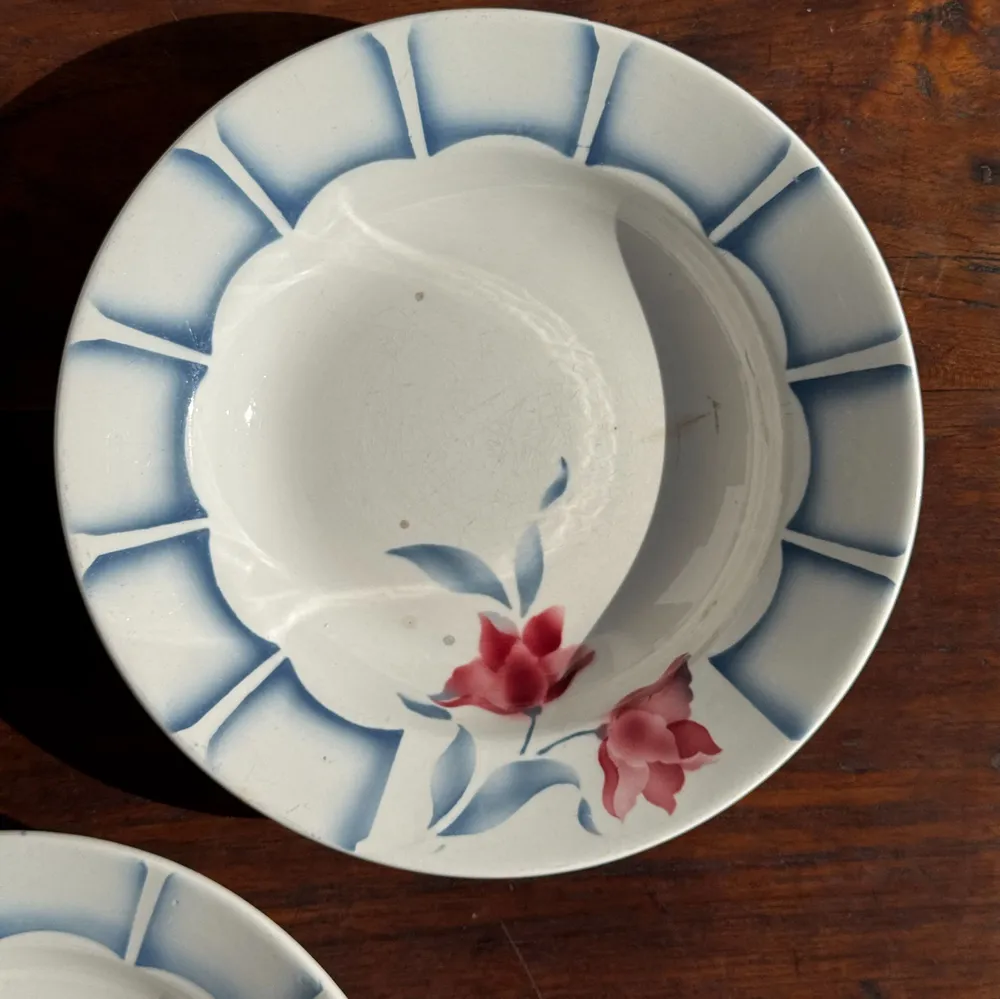Assiettes au quotidien - Lot de 3 assiettes creuses Digoin Sarreguemines bleues et fleurs roses - OFFICE OBJETS