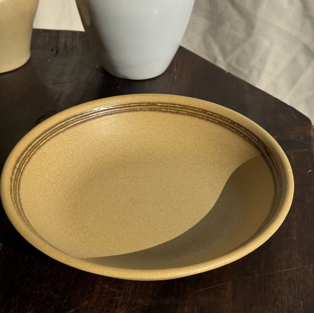 Assiettes au quotidien - Lot de 2 assiettes creuses en grès liseré brun et marron D21,5 - OFFICE OBJETS